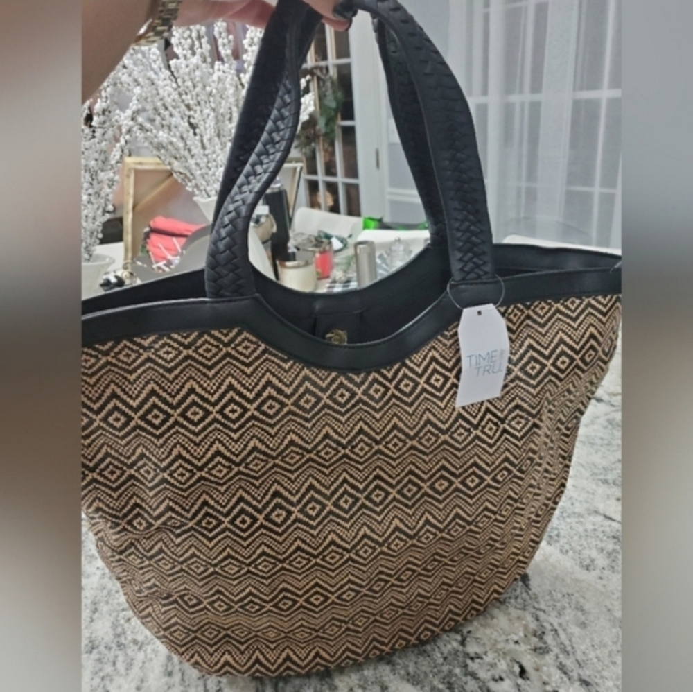 Time and Tru Black and Tan Beach Bag. NEW!